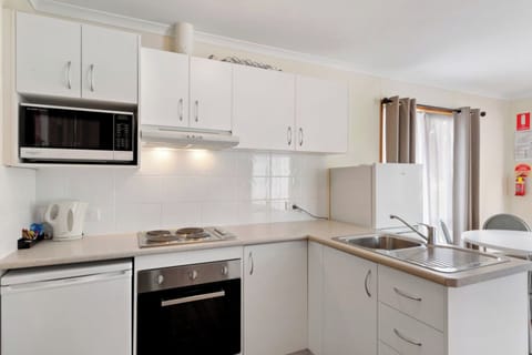 Deluxe 2 Bedroom Cabin - Sleeps 6 | Private kitchen | Fridge, microwave, stovetop, coffee/tea maker