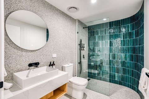 Superior Apartment | Bathroom | Shower, rainfall showerhead, hair dryer, towels