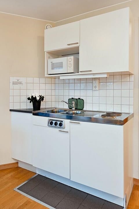 Standard Studio | Private kitchen | Fridge, microwave, stovetop, cookware/dishes/utensils