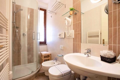 Superior Triple Room | Bathroom | Shower, rainfall showerhead, free toiletries, hair dryer