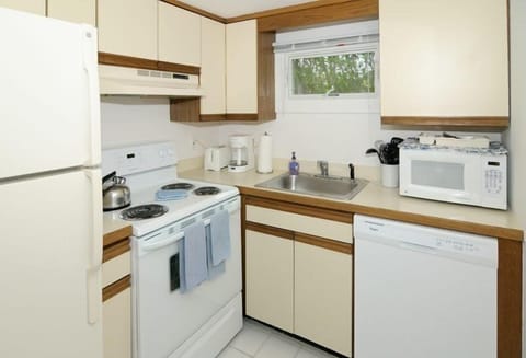 Studio Suite | Private kitchen | Full-size fridge, microwave, oven, stovetop