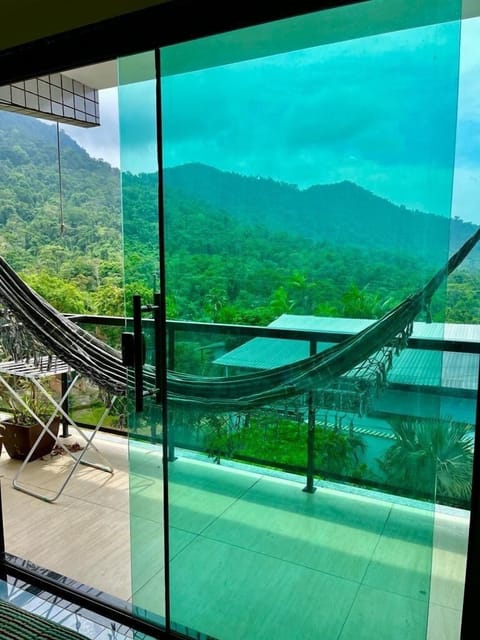 Memory foam beds, free WiFi, bed sheets