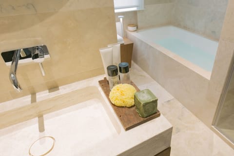 Luxury Double Room, 1 Bedroom, Corner | Bathroom | Designer toiletries, hair dryer, slippers, towels