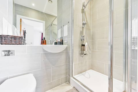 Apartment | Bathroom | Combined shower/tub, deep soaking tub, hair dryer, towels