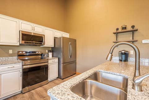 House, Kitchen, Mountain View | Private kitchen | Fridge, microwave, oven, stovetop