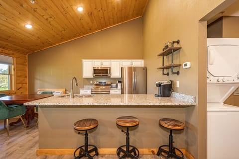 House, Kitchen, Mountain View | Private kitchen | Fridge, microwave, oven, stovetop