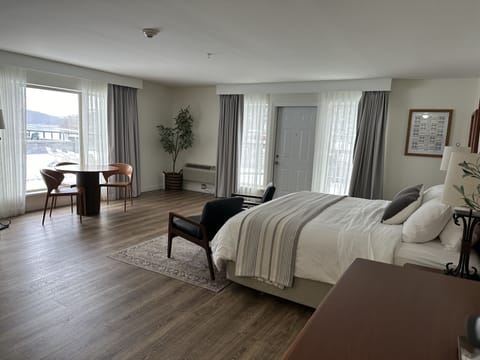 Deluxe Suite, 1 King Bed, Patio | Premium bedding, in-room safe, laptop workspace, blackout drapes