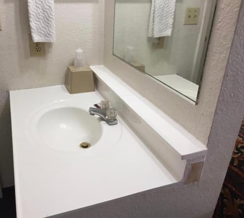 Combined shower/tub, deep soaking tub, free toiletries, hair dryer