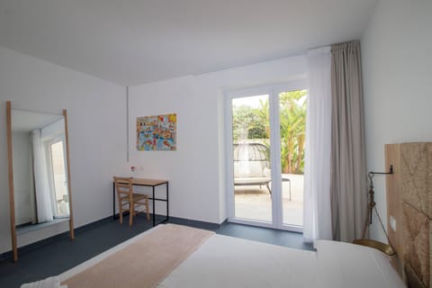 Deluxe Room, 1 King Bed, Garden View, Ground Floor | Minibar, in-room safe, individually decorated, individually furnished