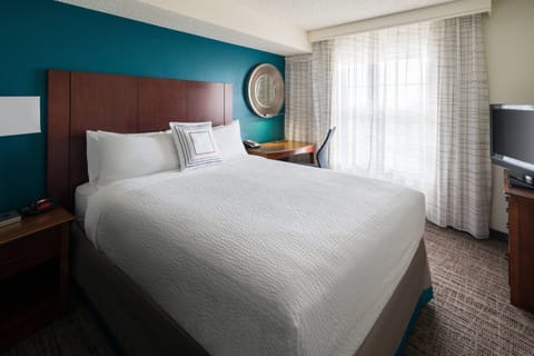 Suite, 2 Bedrooms, Non Smoking | Premium bedding, pillowtop beds, in-room safe, desk