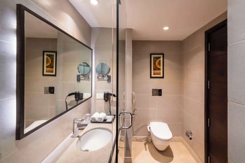 Superior Room | Bathroom | Free toiletries, hair dryer, slippers, bidet