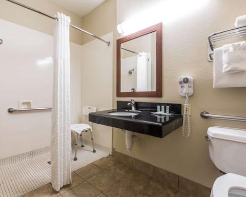 Room, 1 King Bed, Accessible, Non Smoking | Bathroom | Hair dryer, towels