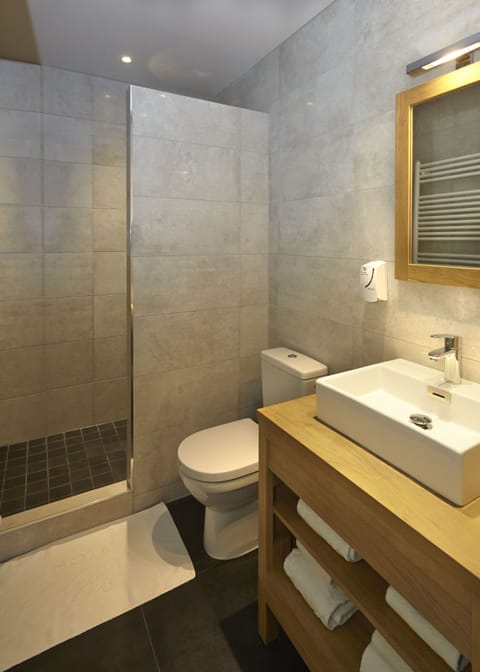 Triple Room | Bathroom | Hair dryer, towels