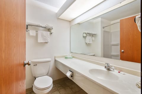 Suite, 1 King Bed | Bathroom | Free toiletries, hair dryer, towels