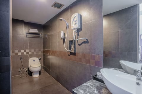 Deluxe Family Junior | Bathroom | Shower, free toiletries, hair dryer, towels