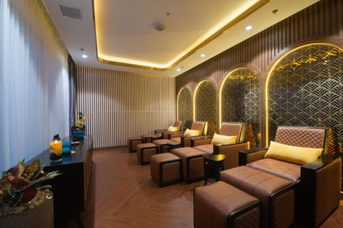 5 treatment rooms, massages