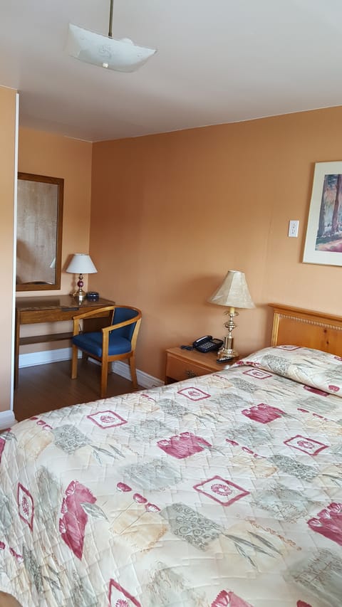 Standard Room, 1 Queen Bed | Desk, iron/ironing board, free WiFi, bed sheets