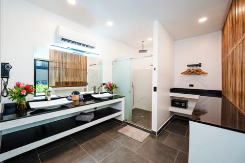 Elite Studio | Bathroom | Shower, free toiletries, towels