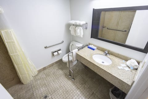 Room, 1 King Bed, Non Smoking | Bathroom | Combined shower/tub, towels