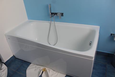 Deluxe Double or Twin Room | Bathroom | Hair dryer, bidet, towels, soap