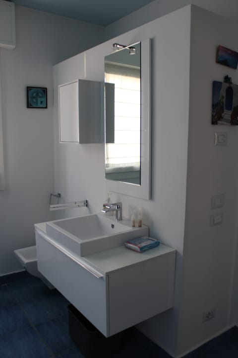 Deluxe Double or Twin Room | Bathroom | Hair dryer, bidet, towels, soap