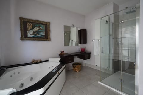 Luxury Room, 1 King Bed, Jetted Tub, Garden View | Bathroom | Hair dryer, bidet, towels, soap