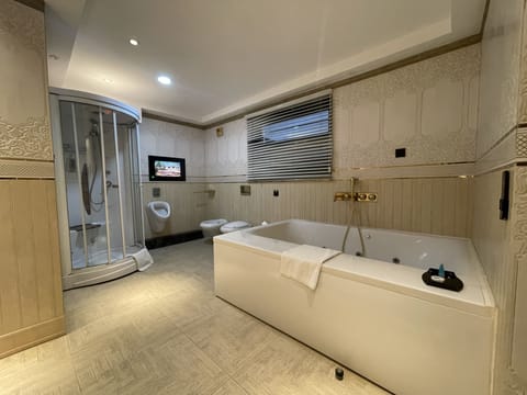 Presidential Suite, 1 King Bed, Balcony, Mountain View | Bathroom | Rainfall showerhead, free toiletries, hair dryer, bathrobes