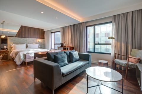 Junior Suite | Premium bedding, minibar, in-room safe, desk