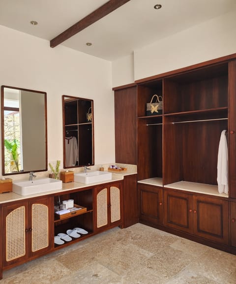 Family Villa | Bathroom | Separate tub and shower, rainfall showerhead, free toiletries