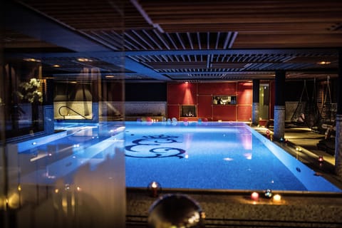 Indoor pool, sun loungers