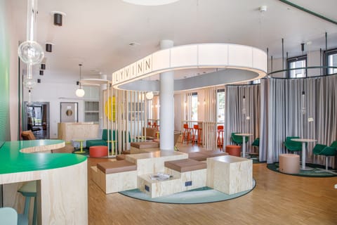 Serves lunch and dinner