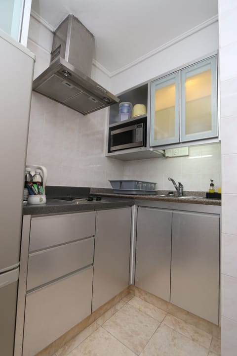 1 Bedroom Deluxe (Club Floor) | Private kitchenette | Fridge