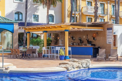 Swim-up bar