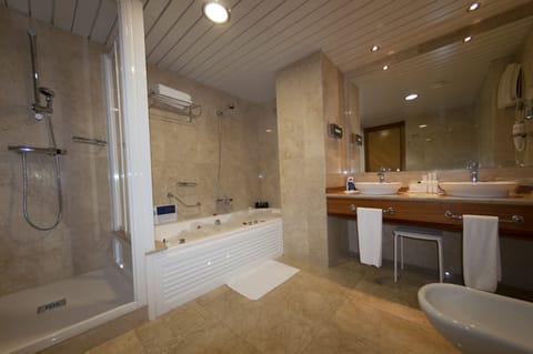 Premium Suite, Hot Tub, Garden View | Bathroom | Free toiletries, hair dryer, bidet, towels