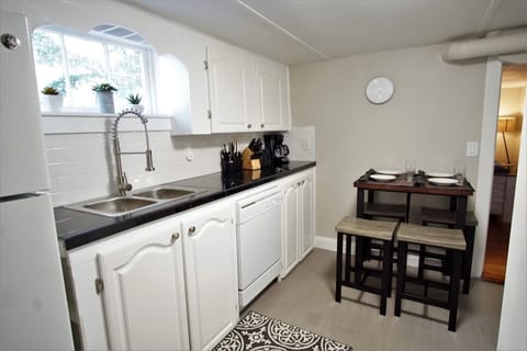 Apartment, Multiple Beds, Kitchen, Garden View (915 23rd St Lower) | Private kitchen | Fridge, microwave, oven, stovetop