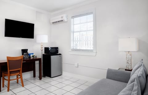 Deluxe Room | Living area | 32-inch LED TV with cable channels, TV