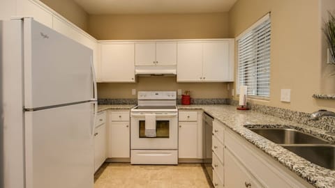 Studio (1 Bedroom) | Private kitchen | Fridge, microwave, oven