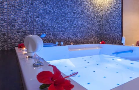 Spa tub, steam room, hot stone massages, Thai massages