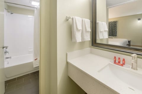 Combined shower/tub, free toiletries, hair dryer, towels