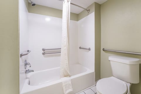 Standard Room, 1 King Bed, Accessible, Refrigerator & Microwave (Refrigerator & Microwave) | Bathroom | Combined shower/tub, free toiletries, hair dryer, towels