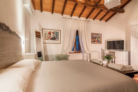 Deluxe Room | In-room safe, desk, free WiFi, bed sheets