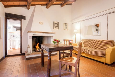 Deluxe Room | Living area | 21-inch flat-screen TV with satellite channels, TV