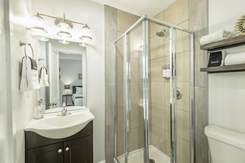 Premium Room | Bathroom | Shower, designer toiletries, hair dryer, towels