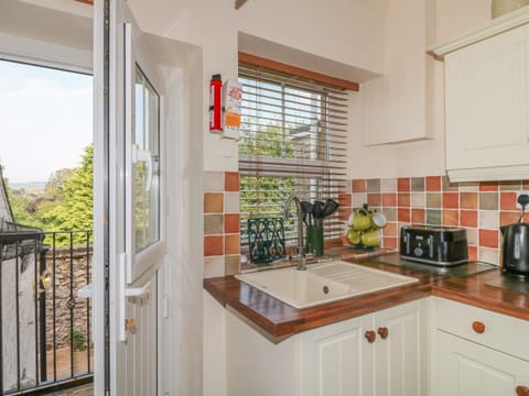 Cottage | Private kitchen | Fridge, electric kettle, toaster, cookware/dishes/utensils