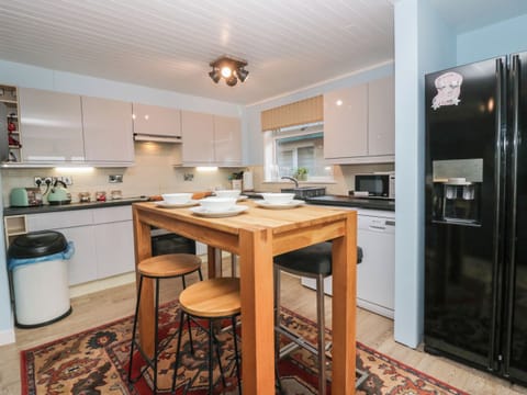 Cottage | Private kitchen | Fridge, dishwasher, electric kettle, toaster