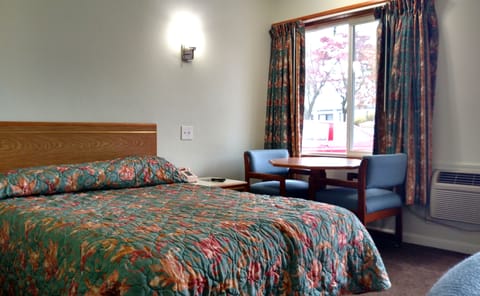 Standard Room, 1 Queen Bed, Non Smoking | Desk, blackout drapes, free WiFi, alarm clocks