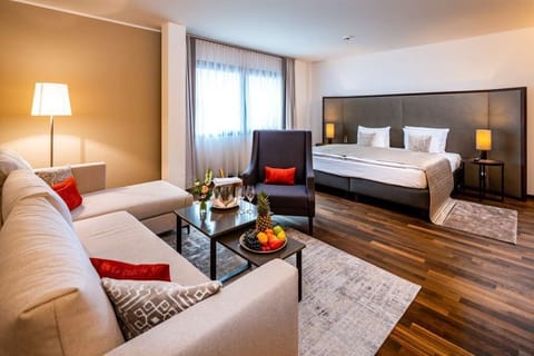 Junior Suite (XL) | Hypo-allergenic bedding, in-room safe, desk, blackout drapes