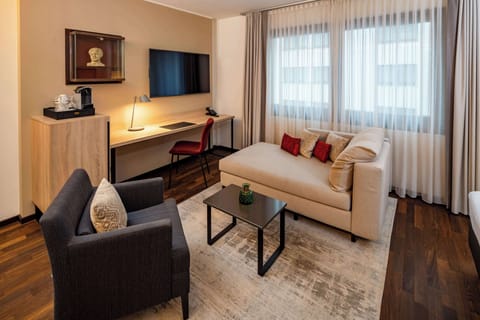 Hypo-allergenic bedding, in-room safe, desk, blackout drapes