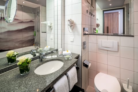 Executive Room | Bathroom | Separate tub and shower, free toiletries, hair dryer, towels