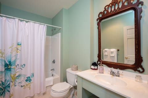 Classic Room, 1 Queen Bed (with Sitting Porch) (WINDSOR) | Bathroom | Hair dryer, towels